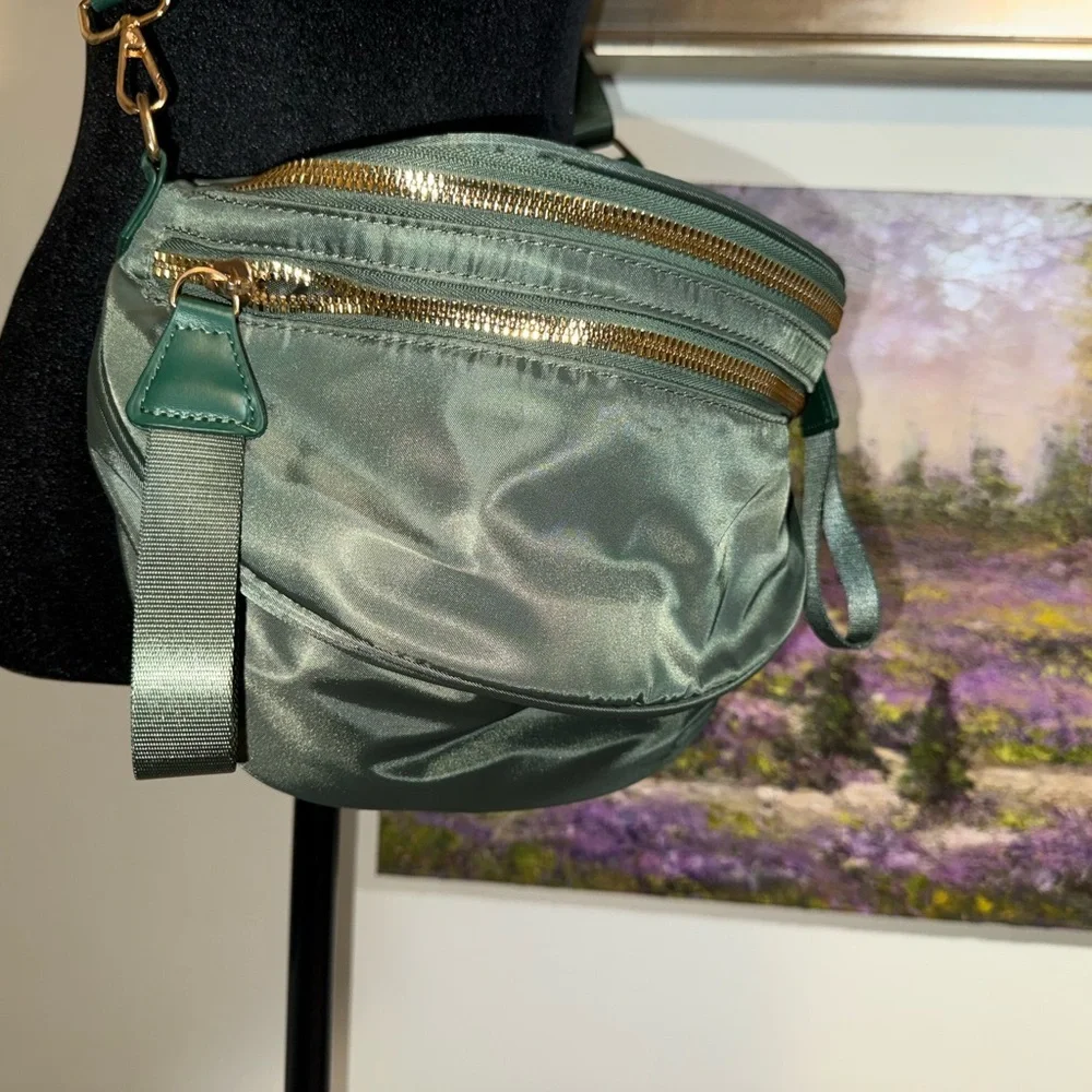 🌹 Elegant Green Crossbody Bag NWOT